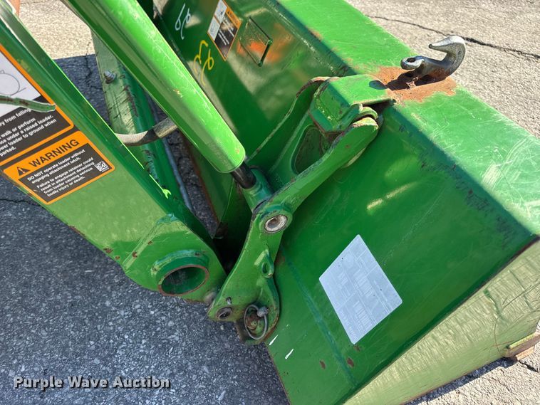 image for item EN0868 2015 John Deere 2032R MFWD tractor