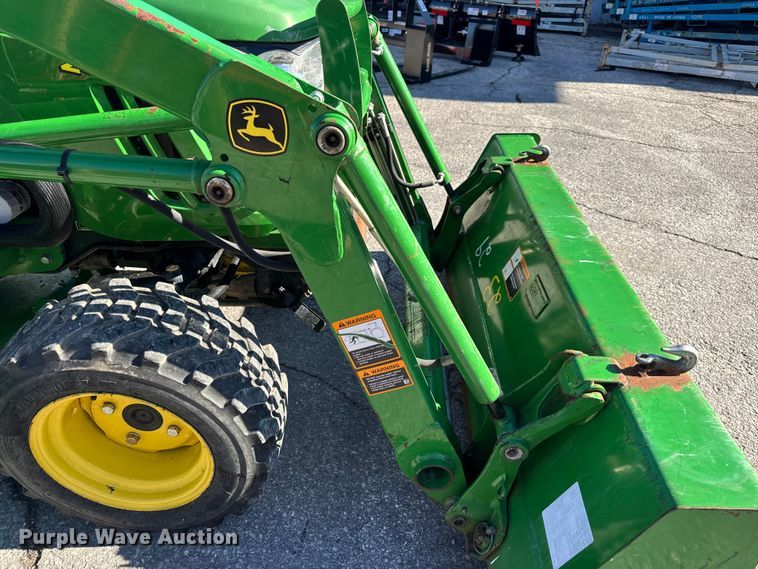 image for item EN0868 2015 John Deere 2032R MFWD tractor