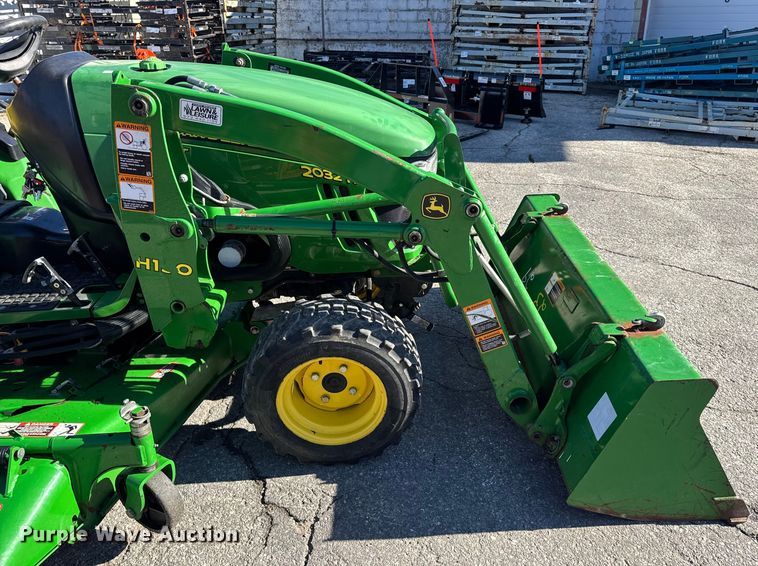 image for item EN0868 2015 John Deere 2032R MFWD tractor