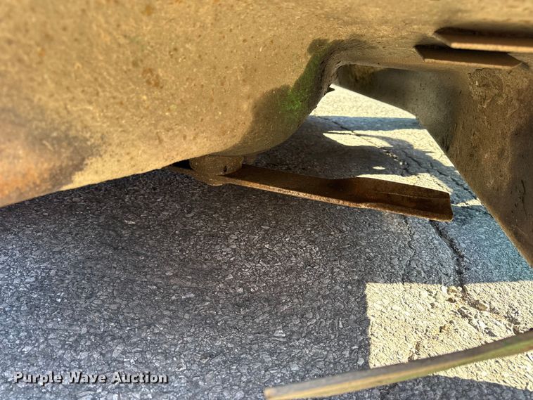 image for item EN0868 2015 John Deere 2032R MFWD tractor