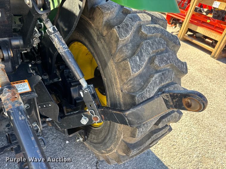 image for item EN0868 2015 John Deere 2032R MFWD tractor