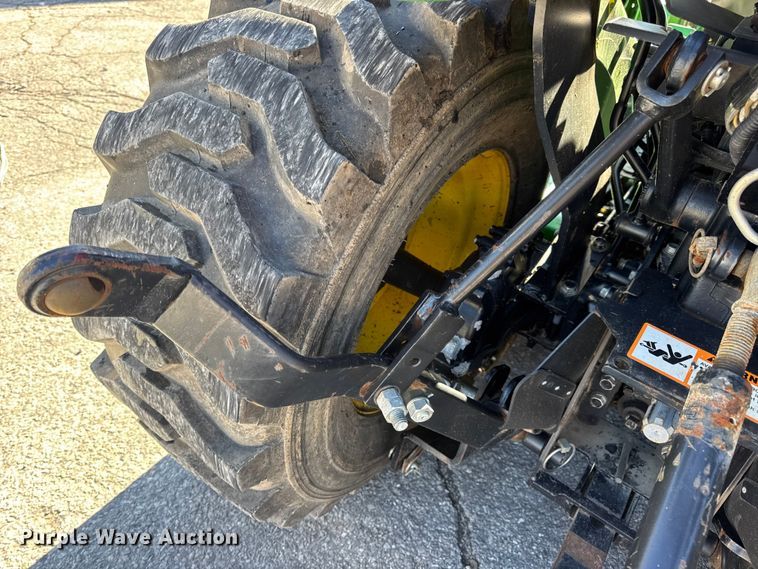 image for item EN0868 2015 John Deere 2032R MFWD tractor