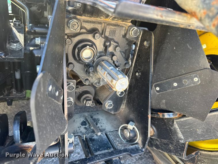 image for item EN0868 2015 John Deere 2032R MFWD tractor