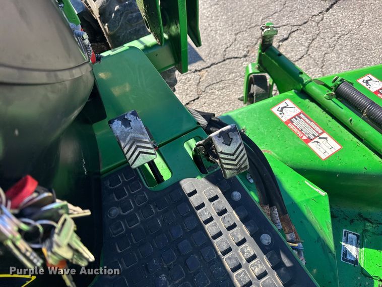 image for item EN0868 2015 John Deere 2032R MFWD tractor