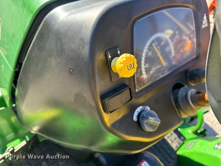 image for item EN0868 2015 John Deere 2032R MFWD tractor