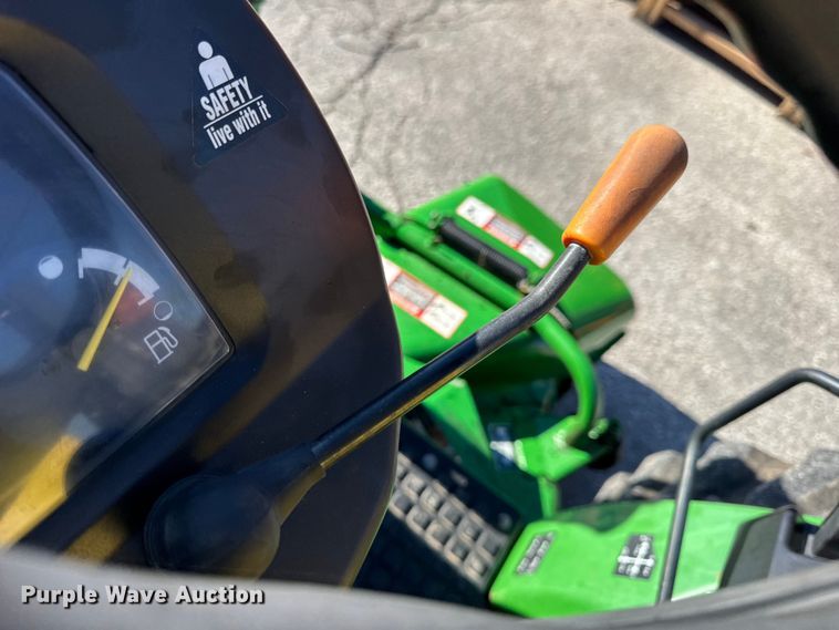 image for item EN0868 2015 John Deere 2032R MFWD tractor