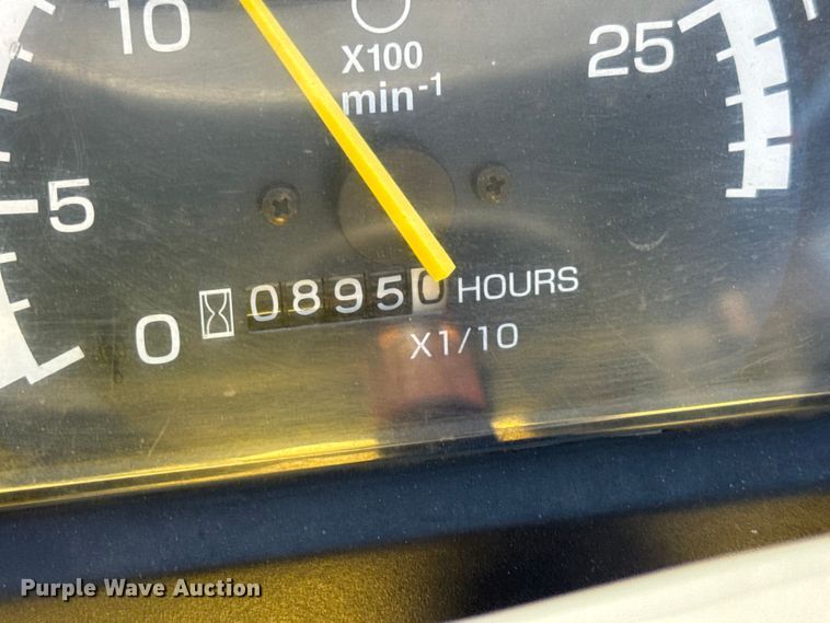 image for item EN0868 2015 John Deere 2032R MFWD tractor