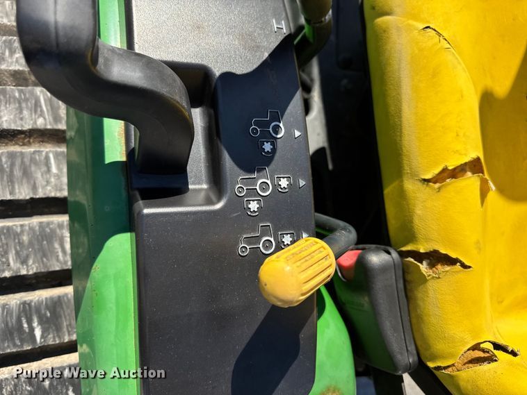 image for item EN0868 2015 John Deere 2032R MFWD tractor