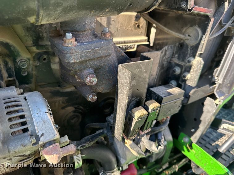 image for item EN0868 2015 John Deere 2032R MFWD tractor