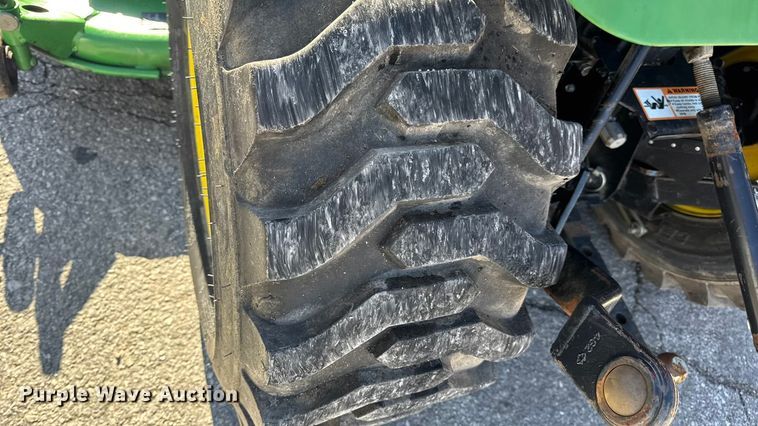 image for item EN0868 2015 John Deere 2032R MFWD tractor