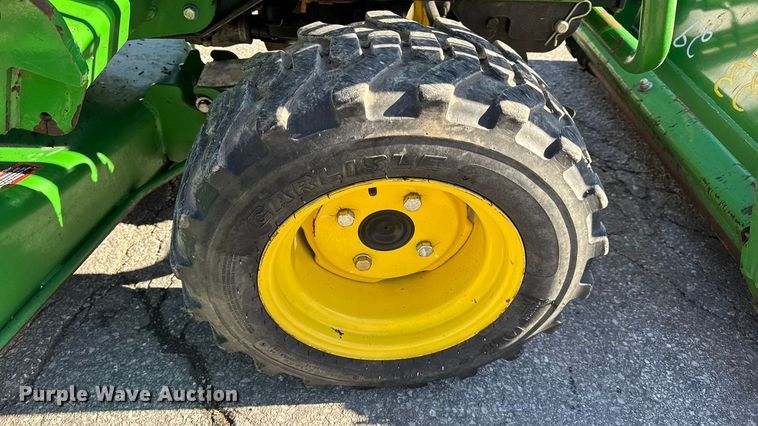 image for item EN0868 2015 John Deere 2032R MFWD tractor