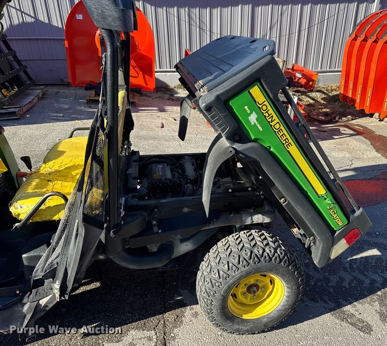 image for item EN0869 2014 John Deere 825I utility vehicle