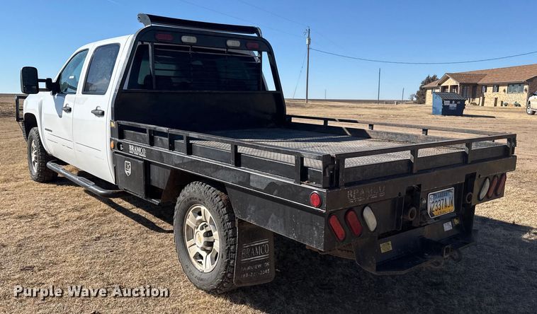 image for item EP2838 2010 Chevrolet 2500 HD Crew Cab flatbed pickup truck