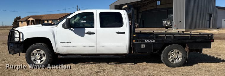 image for item EP2838 2010 Chevrolet 2500 HD Crew Cab flatbed pickup truck