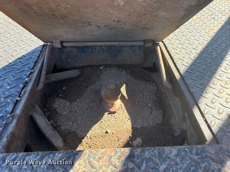 image for item EP2838 2010 Chevrolet 2500 HD Crew Cab flatbed pickup truck