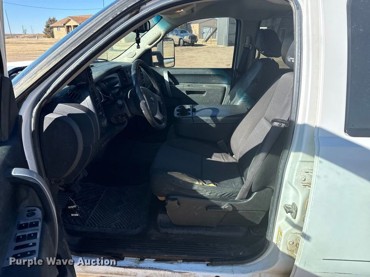 image for item EP2838 2010 Chevrolet 2500 HD Crew Cab flatbed pickup truck