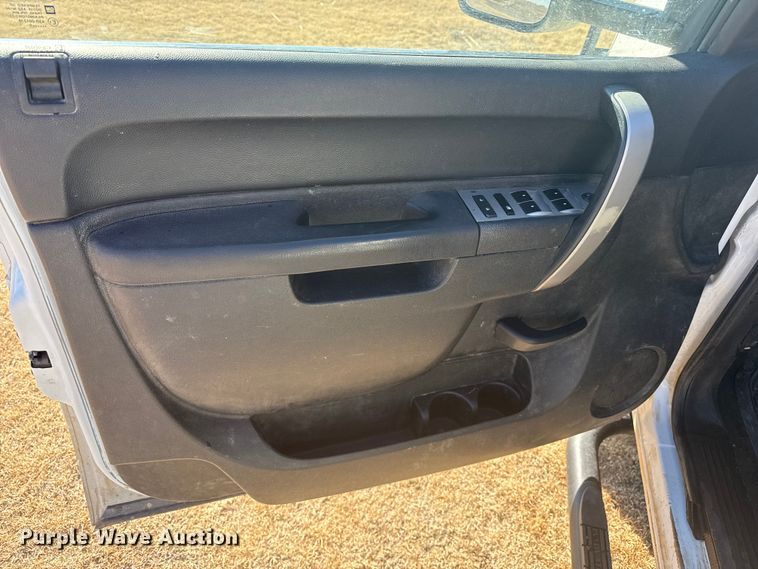 image for item EP2838 2010 Chevrolet 2500 HD Crew Cab flatbed pickup truck