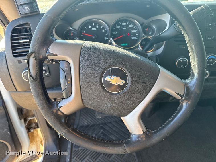 image for item EP2838 2010 Chevrolet 2500 HD Crew Cab flatbed pickup truck