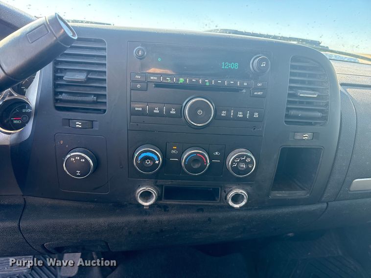 image for item EP2838 2010 Chevrolet 2500 HD Crew Cab flatbed pickup truck