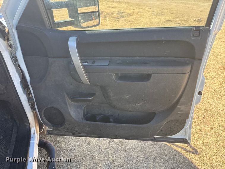 image for item EP2838 2010 Chevrolet 2500 HD Crew Cab flatbed pickup truck