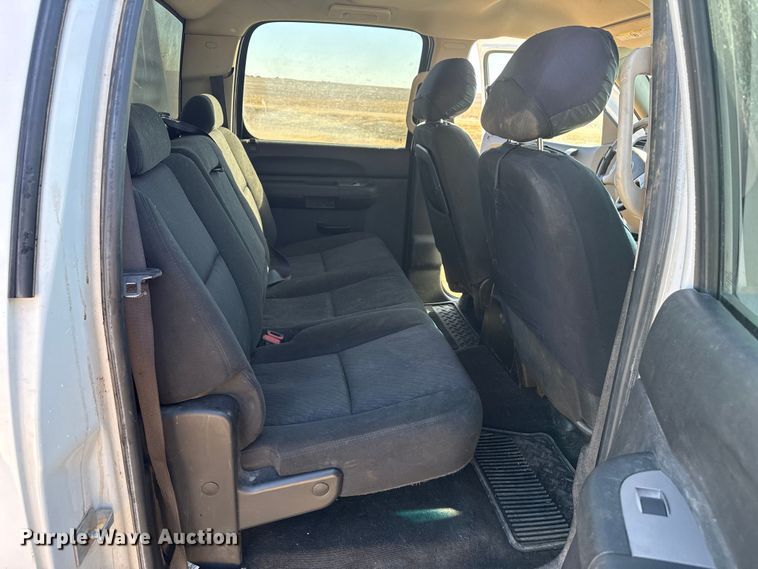 image for item EP2838 2010 Chevrolet 2500 HD Crew Cab flatbed pickup truck