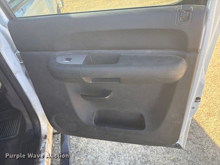 image for item EP2838 2010 Chevrolet 2500 HD Crew Cab flatbed pickup truck