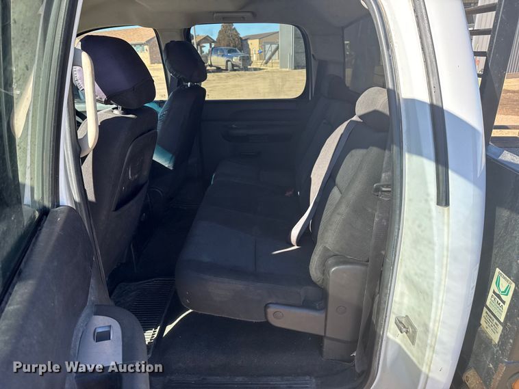 image for item EP2838 2010 Chevrolet 2500 HD Crew Cab flatbed pickup truck