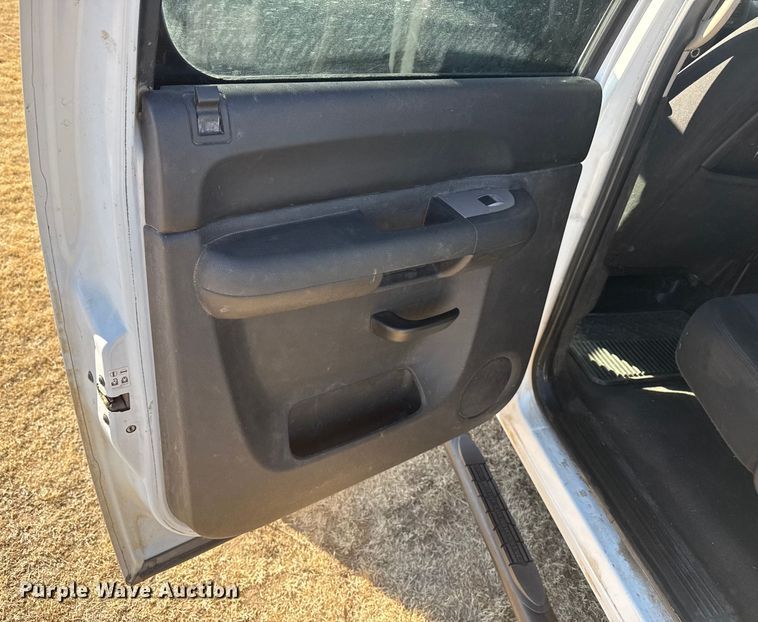 image for item EP2838 2010 Chevrolet 2500 HD Crew Cab flatbed pickup truck