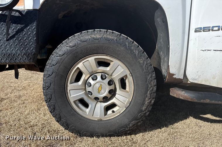 image for item EP2838 2010 Chevrolet 2500 HD Crew Cab flatbed pickup truck