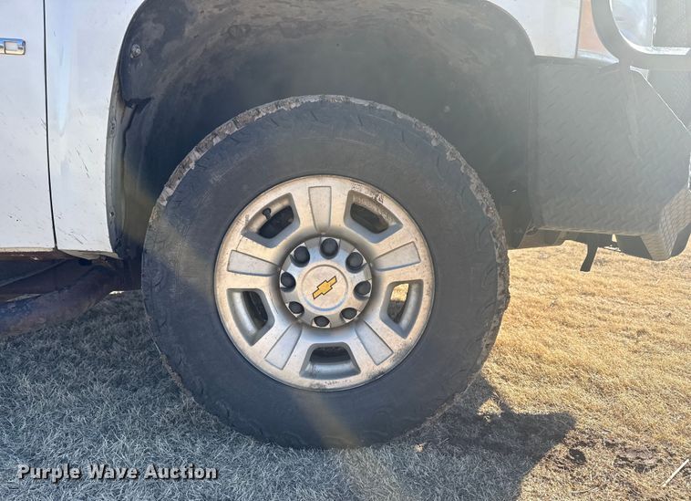 image for item EP2838 2010 Chevrolet 2500 HD Crew Cab flatbed pickup truck