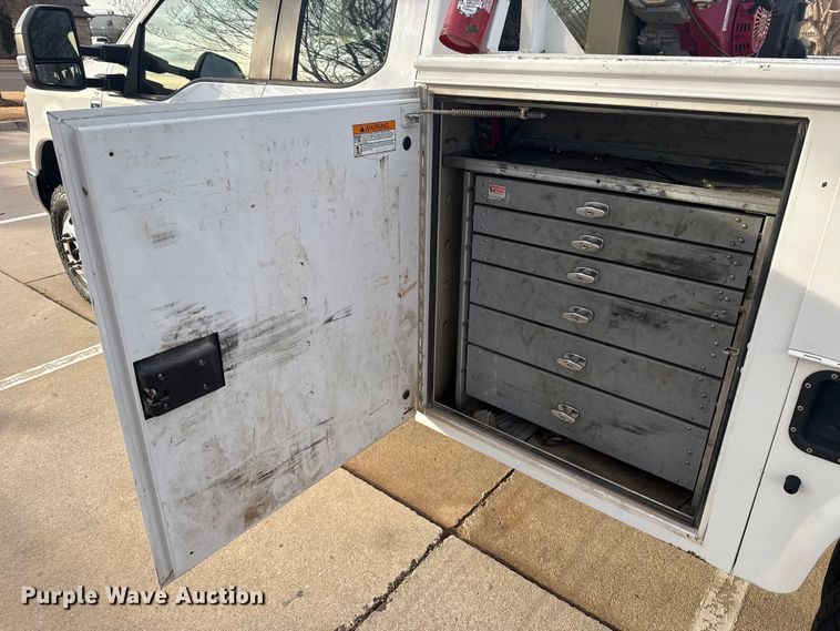 image for item ES5618 2018 Ford F350 Super Duty Ext. Cab utility bed pickup truck