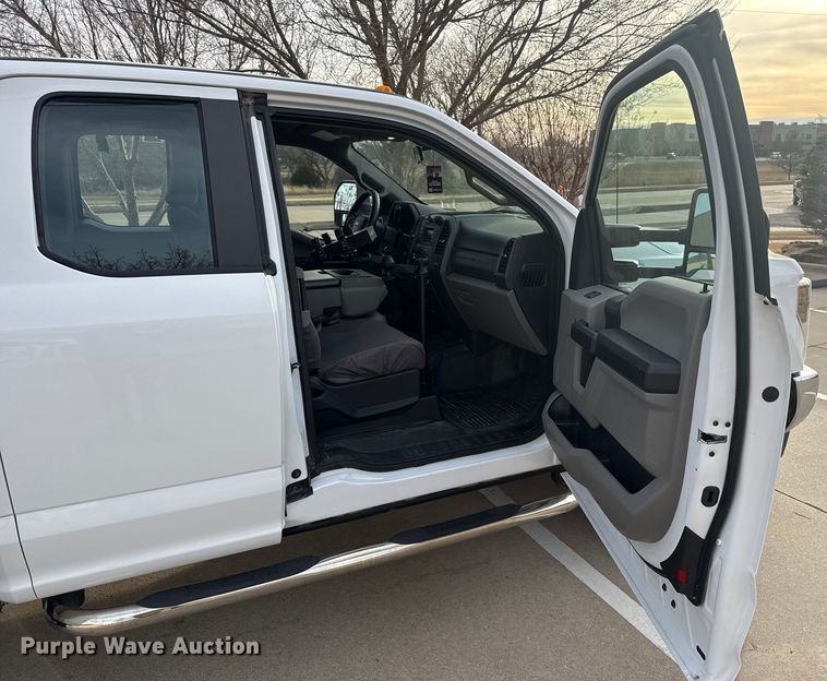 image for item ES5618 2018 Ford F350 Super Duty Ext. Cab utility bed pickup truck