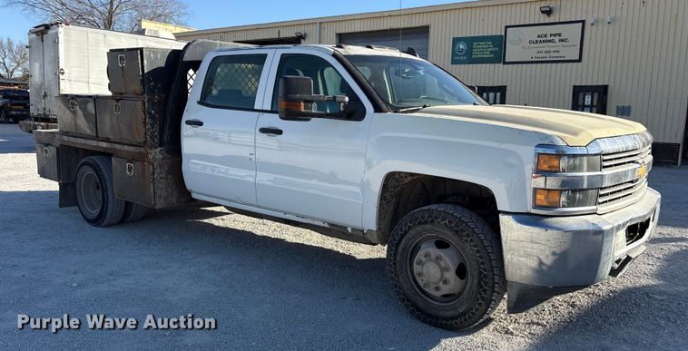image for item ES8518 2016 Chevrolet Silverado 3500HD Crew Cab flatbed pickup truck
