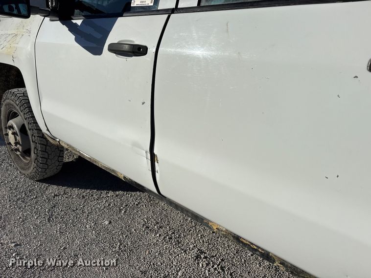 image for item ES8518 2016 Chevrolet Silverado 3500HD Crew Cab flatbed pickup truck