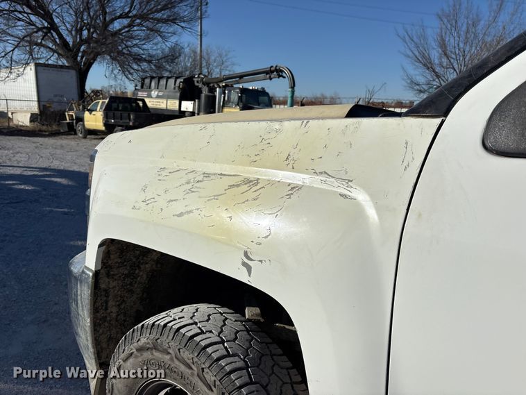 image for item ES8518 2016 Chevrolet Silverado 3500HD Crew Cab flatbed pickup truck