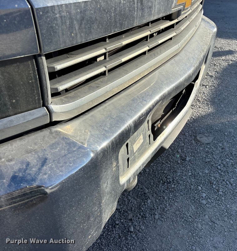 image for item ES8518 2016 Chevrolet Silverado 3500HD Crew Cab flatbed pickup truck