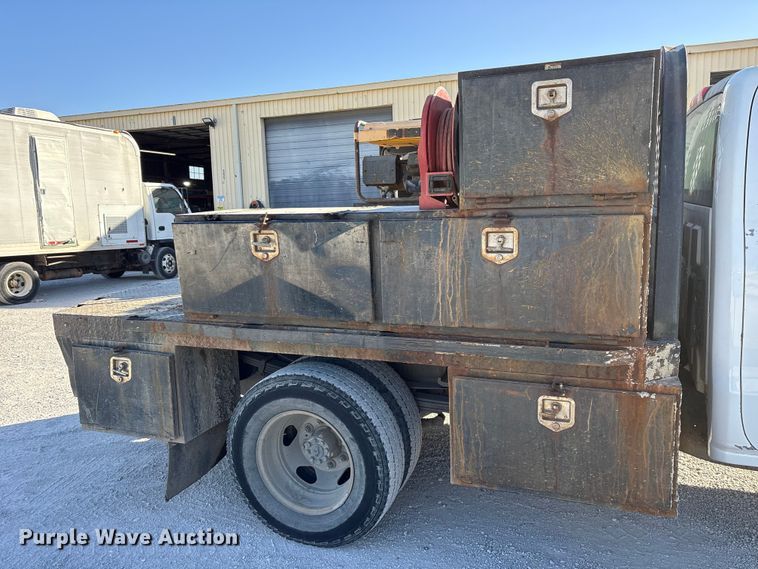 image for item ES8518 2016 Chevrolet Silverado 3500HD Crew Cab flatbed pickup truck