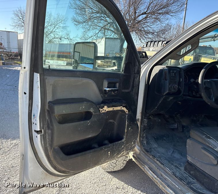 image for item ES8518 2016 Chevrolet Silverado 3500HD Crew Cab flatbed pickup truck