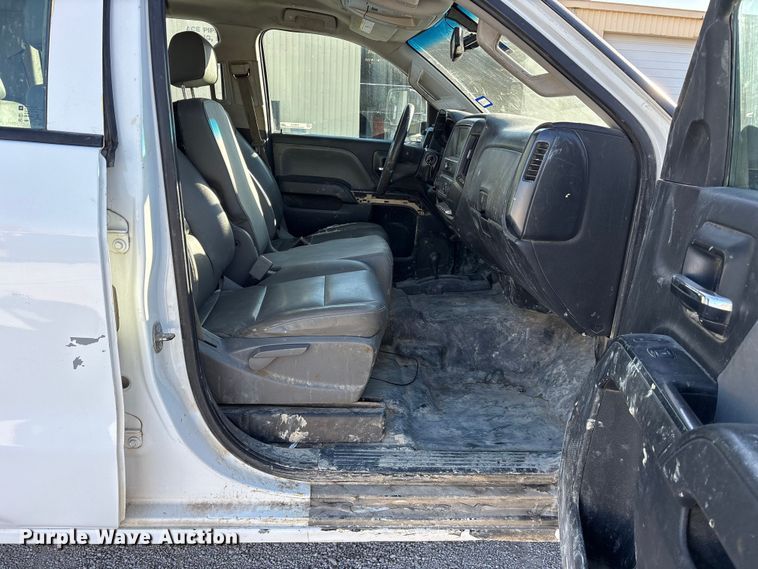 image for item ES8518 2016 Chevrolet Silverado 3500HD Crew Cab flatbed pickup truck