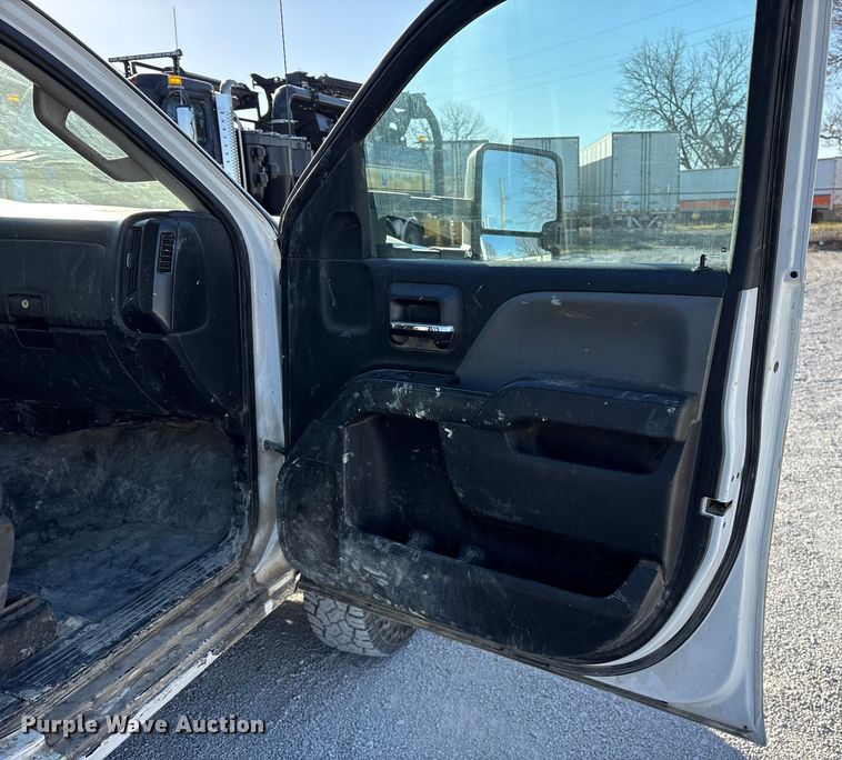 image for item ES8518 2016 Chevrolet Silverado 3500HD Crew Cab flatbed pickup truck