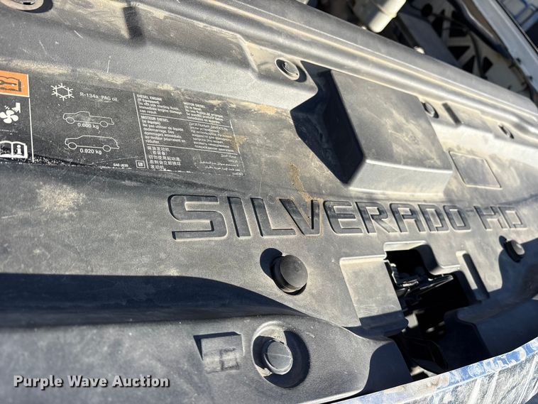 image for item ES8518 2016 Chevrolet Silverado 3500HD Crew Cab flatbed pickup truck