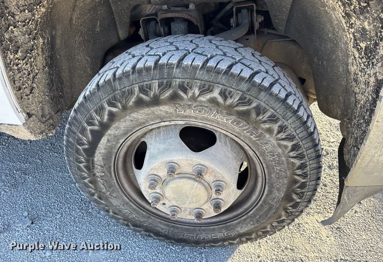 image for item ES8518 2016 Chevrolet Silverado 3500HD Crew Cab flatbed pickup truck