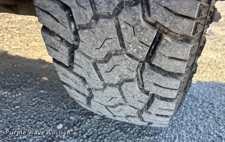 image for item ES8518 2016 Chevrolet Silverado 3500HD Crew Cab flatbed pickup truck