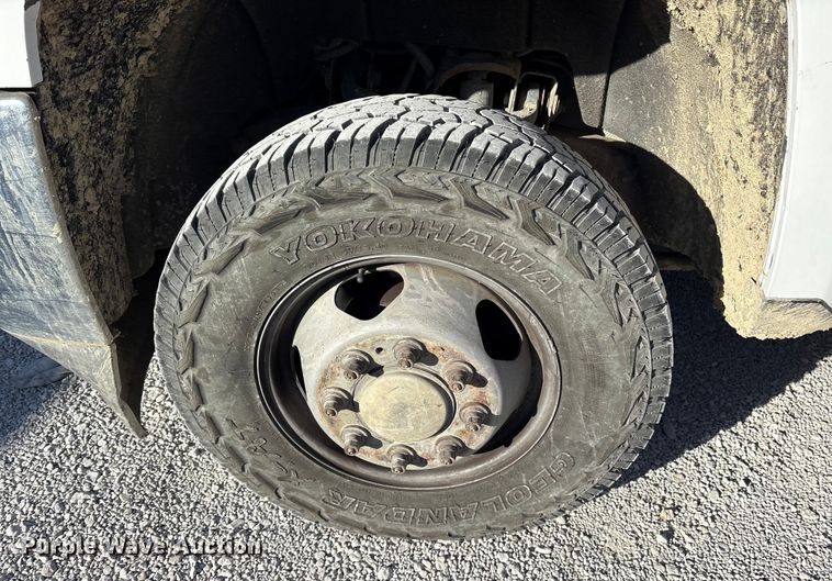 image for item ES8518 2016 Chevrolet Silverado 3500HD Crew Cab flatbed pickup truck