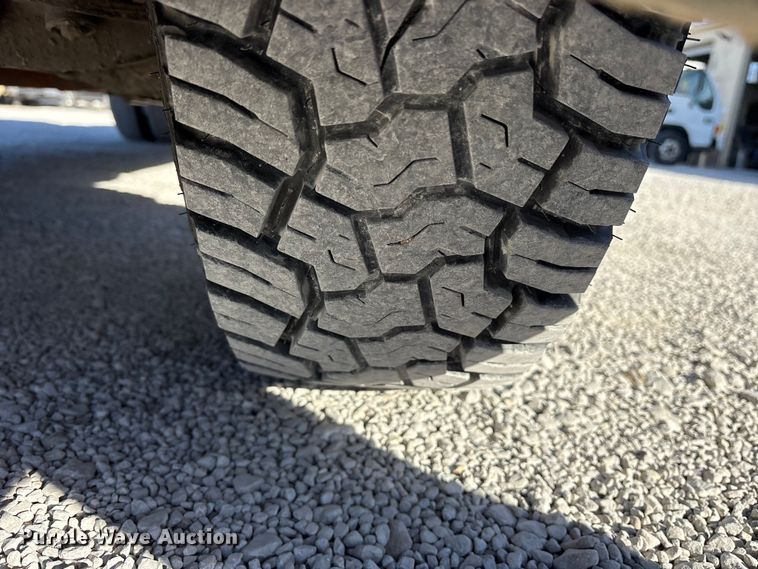 image for item ES8518 2016 Chevrolet Silverado 3500HD Crew Cab flatbed pickup truck