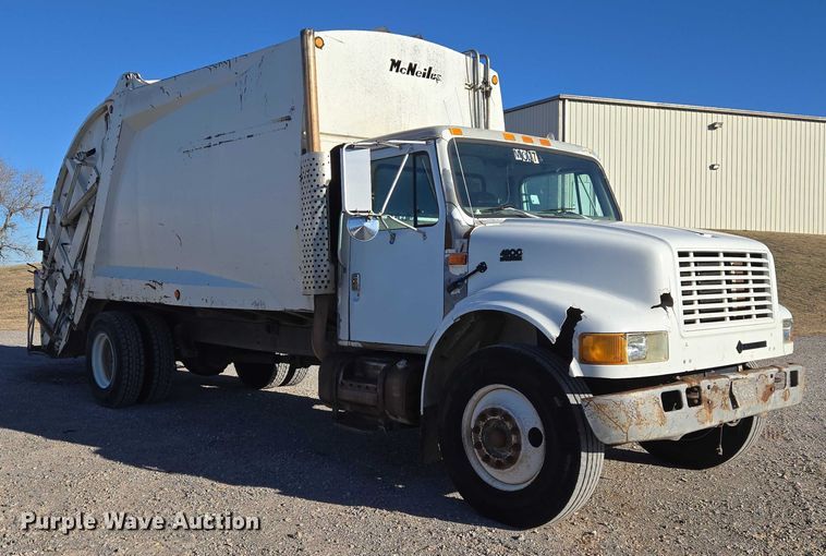 image for item ET1165 1999 International 4900 refuse truck