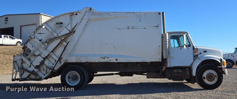 image for item ET1165 1999 International 4900 refuse truck