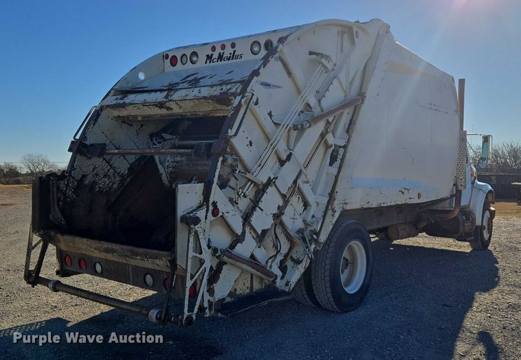 image for item ET1165 1999 International 4900 refuse truck