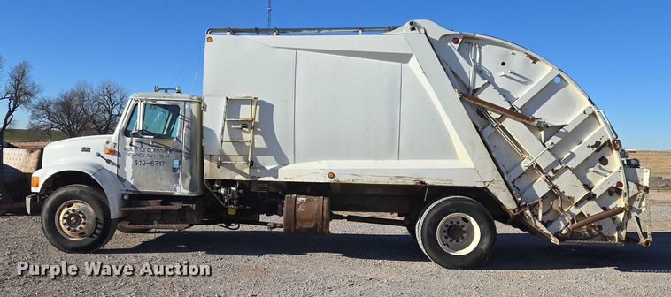 image for item ET1165 1999 International 4900 refuse truck