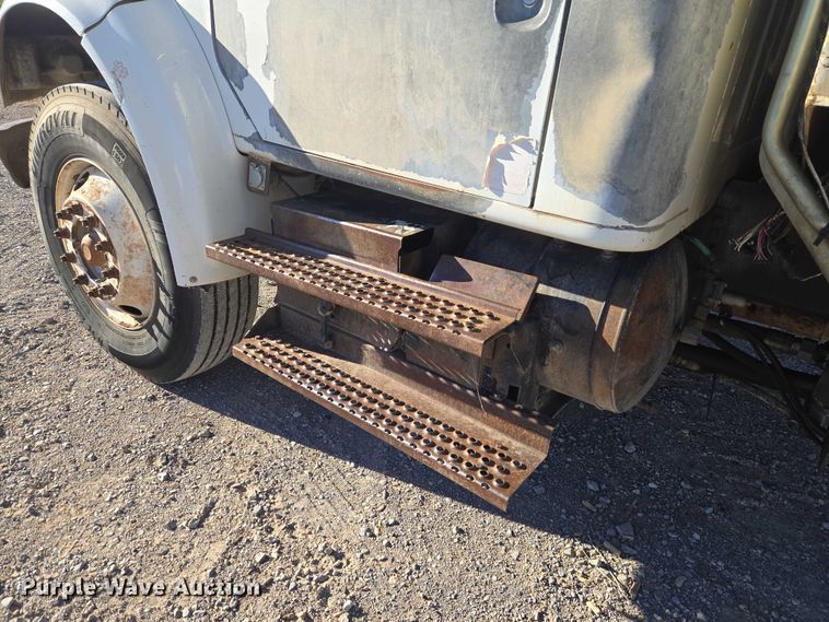 image for item ET1165 1999 International 4900 refuse truck